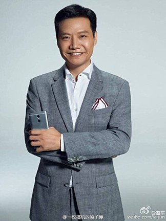 A dupla hátlapi kamerarendszer ezen a plakáton is befigyel.