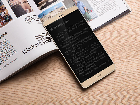 A könyvolvasás az egyik fő selling point, a Super AMOLED panel feketéi minden bizonnyal sokat segítenek ebben.