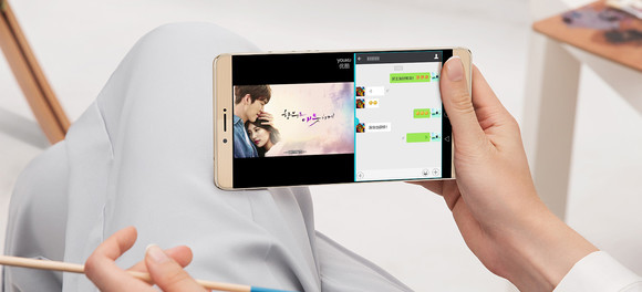 Osztott képernyős mód is dukál egy ekkora megjelenítőhöz.