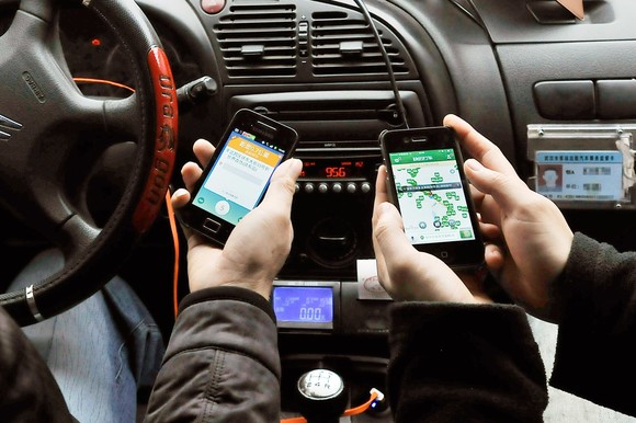 Itt még versenytársak, de már olvadnak