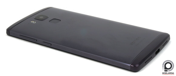 Az oldalsó gombok is fémből készültek.