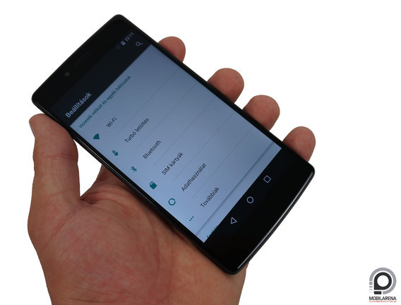 Az ergonómia rendben van, csak az egykezes módok jelentős része hiányzik.