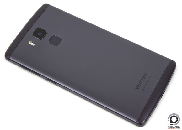 Az alsó és a felső sáv műanyagból készült, egyébként itt is fémet látunk.