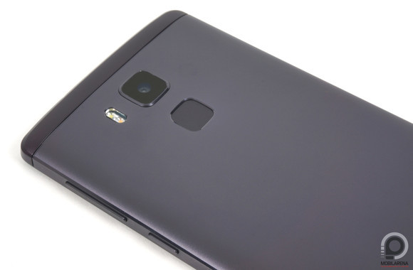 Enyhén ugyan, de kiemelkedik az optika a hátlap síkjából.