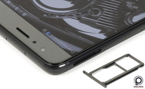 A Honor 8 két nanoSIM-et vagy egy nanoSIM-et és egy microSD kártyát fogad be