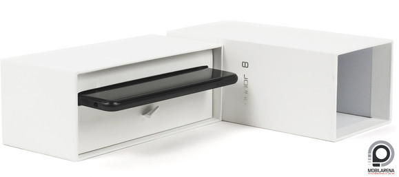 A hasáb alakú dobozbelső a Huawei P8 csomagolására emlékeztet