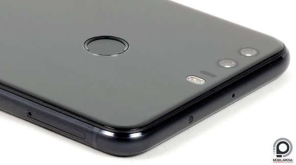 A dupla hátlapi kamerarendszer pont olyan jó, mint a P9-é, ahonnan kölcsönvette