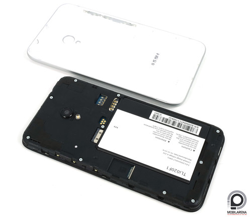 MicroSIM és microSD helyezhető a hátlap alá.