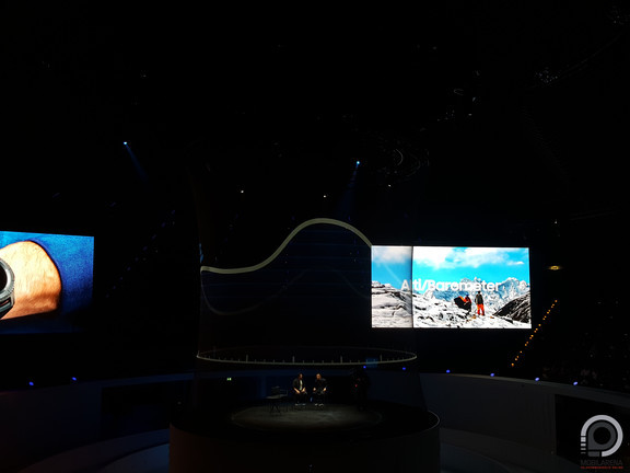 Büszkén prezentálták a beépített szenzorokat.