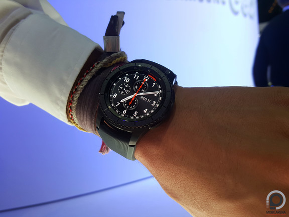 Férfi kézen kimondottan jól áll a vaskosabb, Frontier változat.