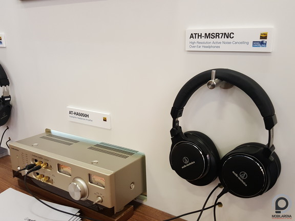 A külső nem változott, egyedül a microUSB csatlakozó és a zajszűrő kapcsolója árulja el, hogy nem a hagyományos fejhallgatót tartjuk a kezünkben.