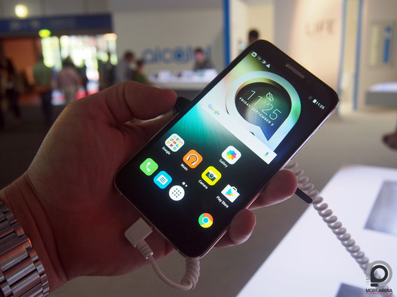 „Csak" HD felbontású a kijelző, de a rendszer pörgős.