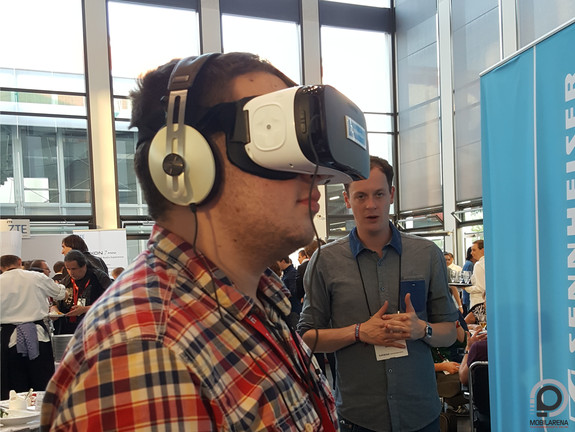 Az élmény alapját egy Samsung Gear VR adta, viszont a benne rejlő tartalom saját, és természetesen a fejhallgató is.