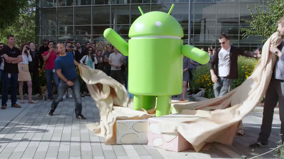Az Android Nougat figura leleplezése a Google irodáinál