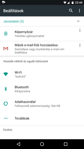 A beállítások menü keresővel, javaslatokkal és extra információkkal (balra) és a beállítások panel