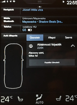 Az autó figyelmeztet, ha teendőnk van, a felhasználói kézikönyv pedig elérhető az érintőkijelzőn át.