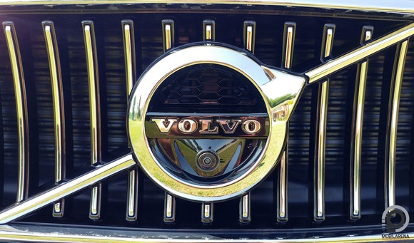 A Volvo emblémában is található egy kamera, illetve más szenzorok is, amelyek az asszisztens-rendszerek működéséhez kellenek.