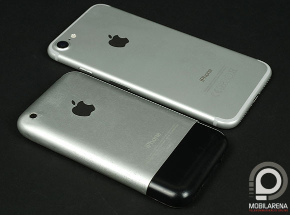 iPhone és iPhone. Az egyik közel tízéves, a másik vadonatúj, de a jack csatlakozó mindkettőnél kérdéses pont.