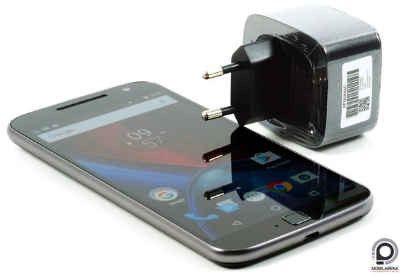 A Moto G4 Plus méretes gyorstöltője társaságában