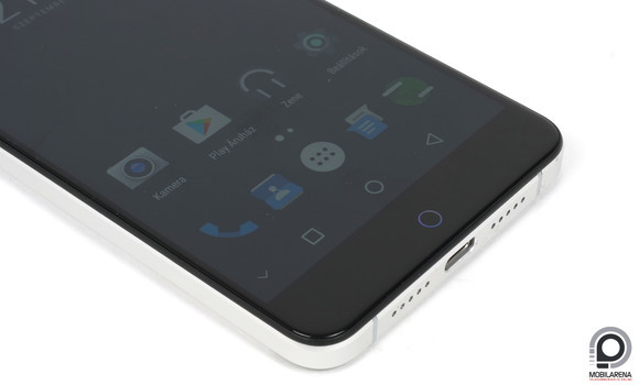 A kütyü legegyedibb része a ledes értesítőkarika, ami egyben érintésérzékeny billentyű is.