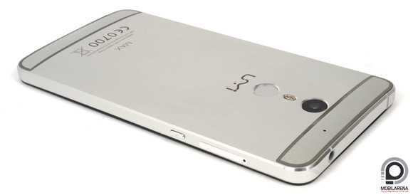 Az ergonómiával nincs gond, viszont méretes és nehéz eszközről beszélünk