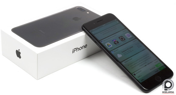 A doboz fehér maradt, bár a kozmoszfekete 7 Plus fekete csomagolást kapott