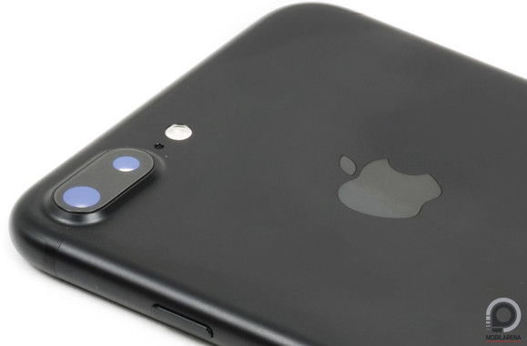 A két lencse ezúttal is kiemelkedik a hátlap síkjából