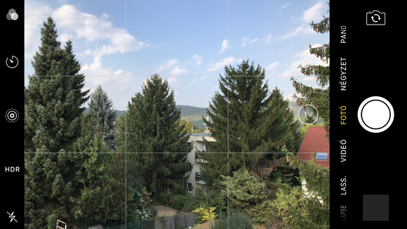 Az iOS 10-es kameraszoftver keresője az 1x / 10x zoomoló ikonnal