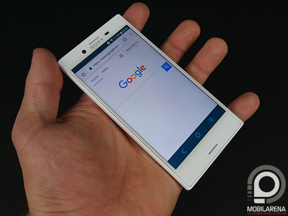 Manapság már ritkán jár ennyire pici mobil a szerkesztőségükben