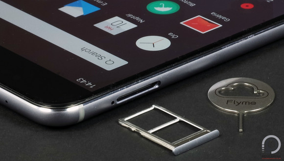 Az MX6 két nanoSIM-et fogad be, microSD kártyát nem lehet behelyezni