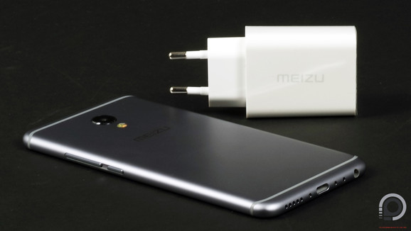 Az MX6 unibody fémháza mindenhol lekerekített