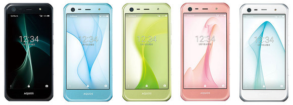 Számos színvariációban érkezik a kompakt méretű mobil