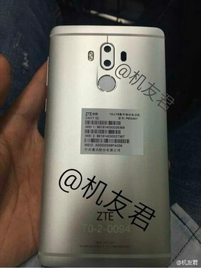 A formanyelven nem változtatnak, viszont a dupla kamera újdonságnak számít