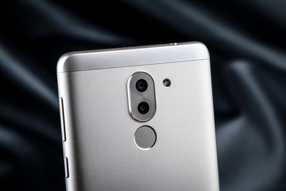 A dupla hátlapi kamera és az ujjlenyomat-olvasó