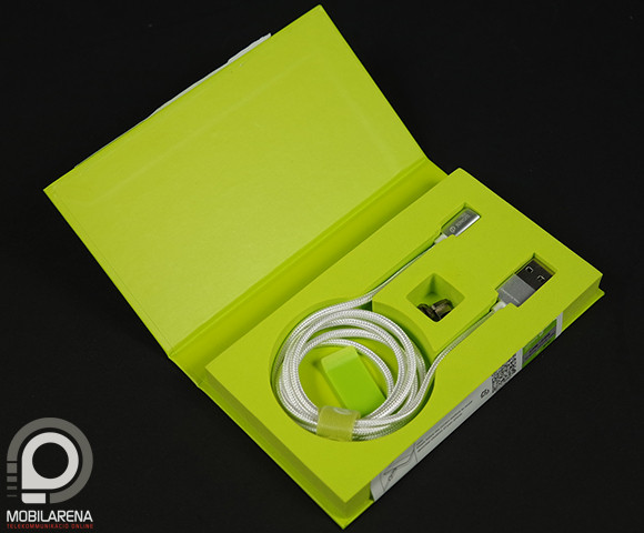 Lightning és microUSB csatolófelületet kapunk ehhez a típushoz, a Type-C-s modellre még várni kell