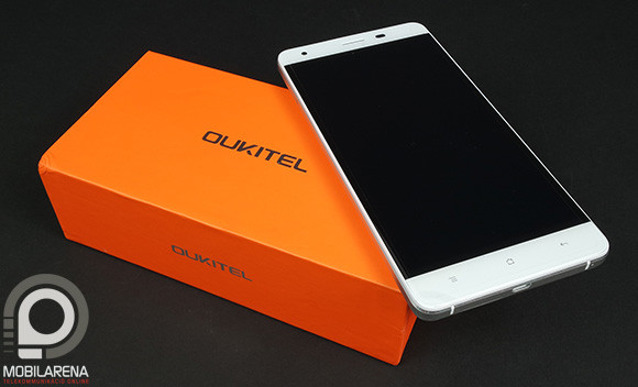 Szilikon tok és tartalék kijelzővédő fólia is került a dobozba