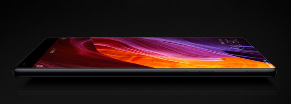 A kijelző, bár nem kanyarodik le, a két felső saroknál ívesre lett véve a fogás megkönnyítése érdekében