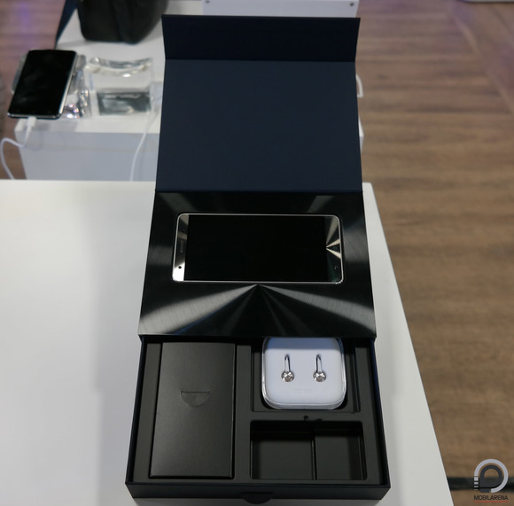 A Zenfone 3 Deluxe-höz speciális füles is jár.