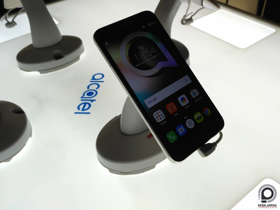 Rengeteg szó esett a fém-üveg anyaghasználat előnyeiről