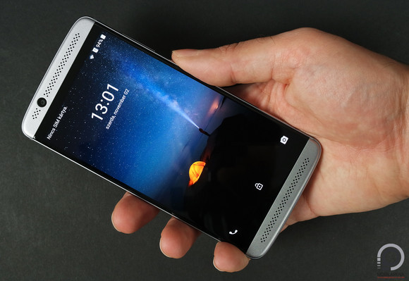 Az Axon 7 Mini legfeljebb egy óriás tenyerében tűnhet apró eszköznek, az enyémben nem éppen az