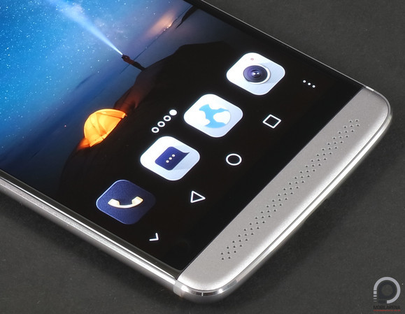 Az AMOLED kijelző mellett a hangszórórácsok is főszerepet kaptak elöl