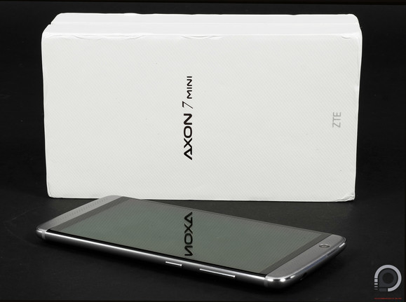 A csomagoláson meglátszanak a tengerentúli utazás nyomai, a tartozékok viszont érintetlenek maradtak