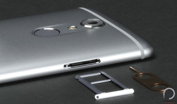 Az Axon 7 Mini két nanoSIM-et vagy egy nanoSIM-et és egy microSD kártyát fogad be