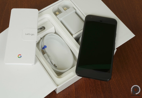 Kábelekkel jól áll a doboz, de a fülhallgatót és a védőtokot hiányoljuk