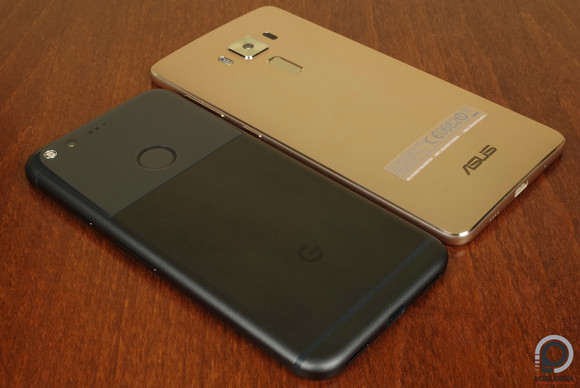Jóval kisebb, mint a Zenfone 3 Deluxe, de kompaktnak azért nem lehet nevezni