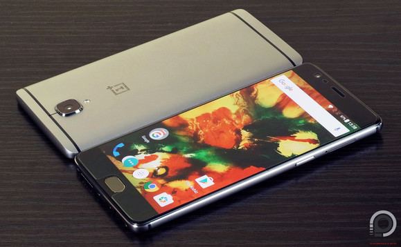 Régi-új ismerős: a OnePlus 3T (képernyővel felfele) pont olyan, mint a OnePlus 3