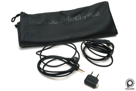 Terítéken a legfontosabb tartozékok: két darab audiokábel, egy repülős átalakító és műbőr tok