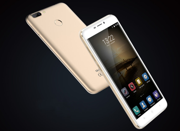 Ahogy az mostanában gyakran előfordul, 5,5 hüvelykes kijelző került az előlapra