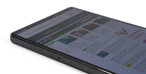 Azért egy 2,5 milliméteres holttér látható a keret és a panel között