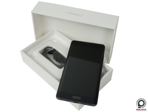 A dobozban az átlátszó tok az egyetlen valódi extra